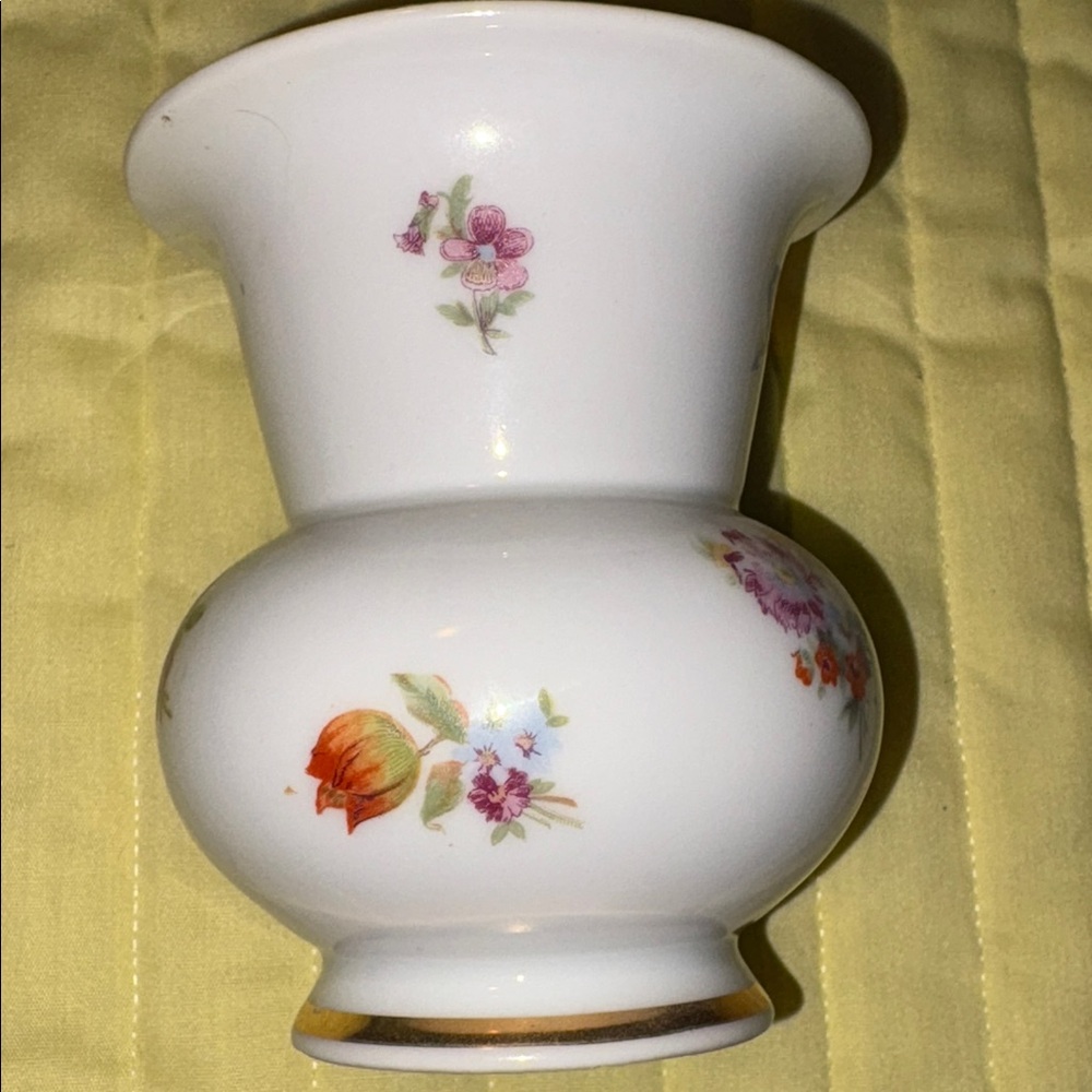 GOLD CASTLE, Japan floral vase, some wear on gold on top, lovely flowers $15 - Picture 3 of 10